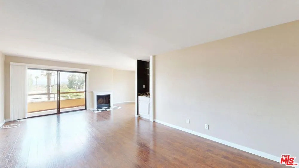 8710 Independence Avenue #301 Canoga Park, CA 91304