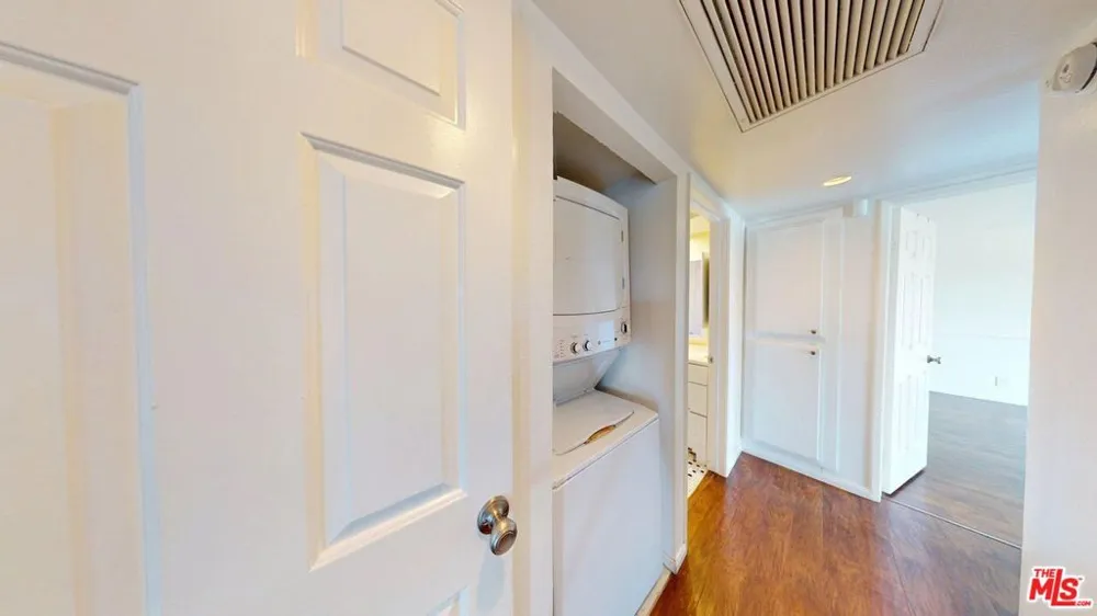 8710 Independence Avenue #301 Canoga Park, CA 91304