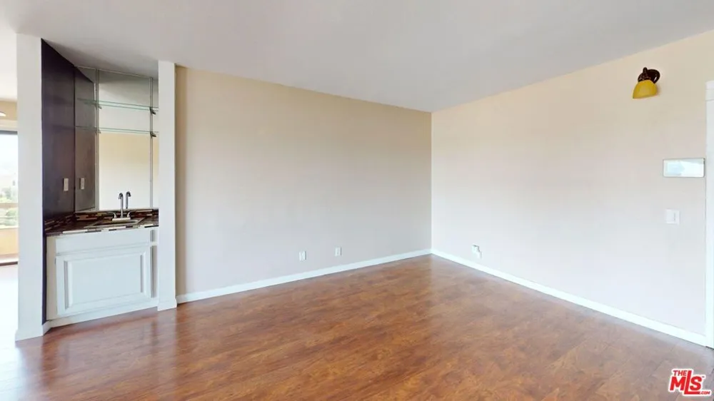 8710 Independence Avenue #301 Canoga Park, CA 91304