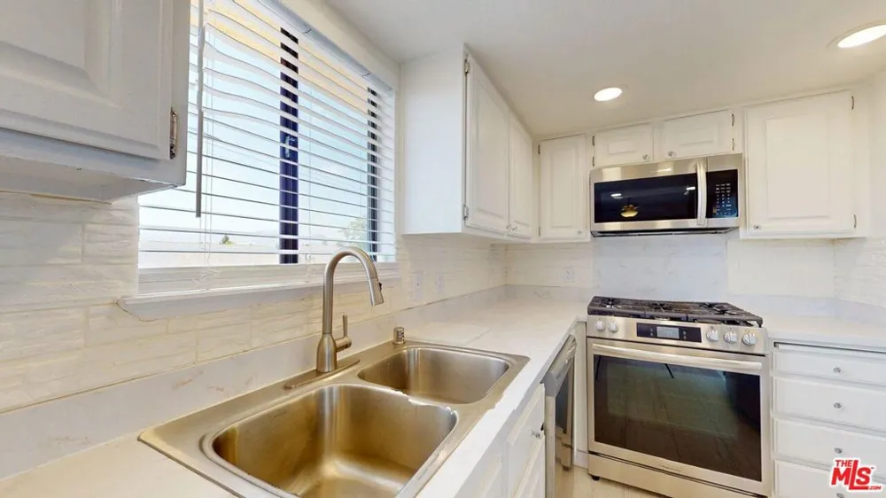 8710 Independence Avenue #301 Canoga Park, CA 91304