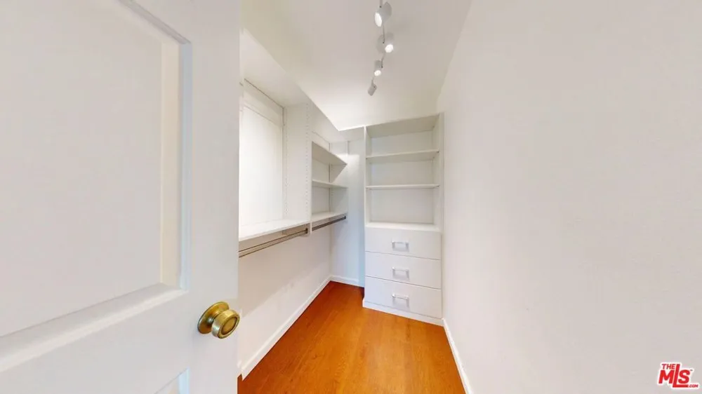 8710 Independence Avenue #301 Canoga Park, CA 91304