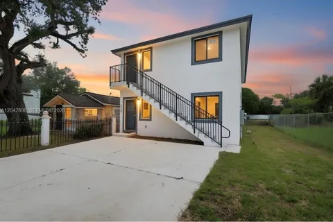 2729 NW 44 St #2729