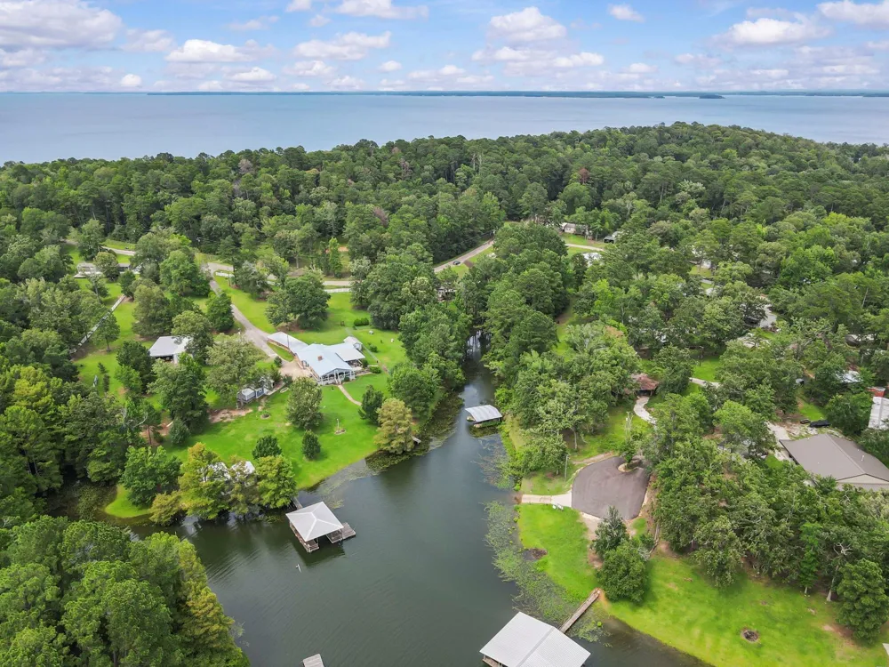 2672 Pleasure Bend Drive Hemphill, TX 75948