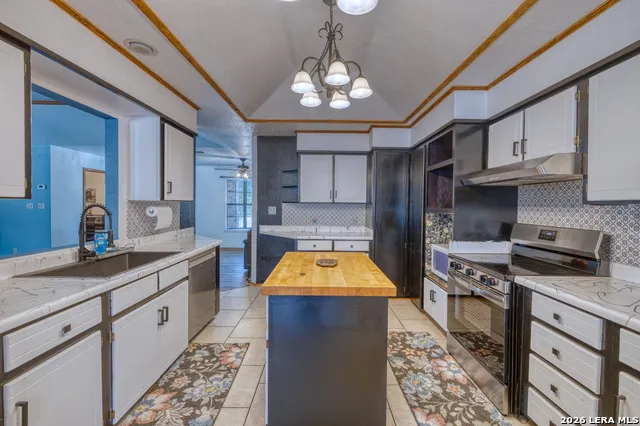 620 CENIZO BLVD Uvalde, TX 78801