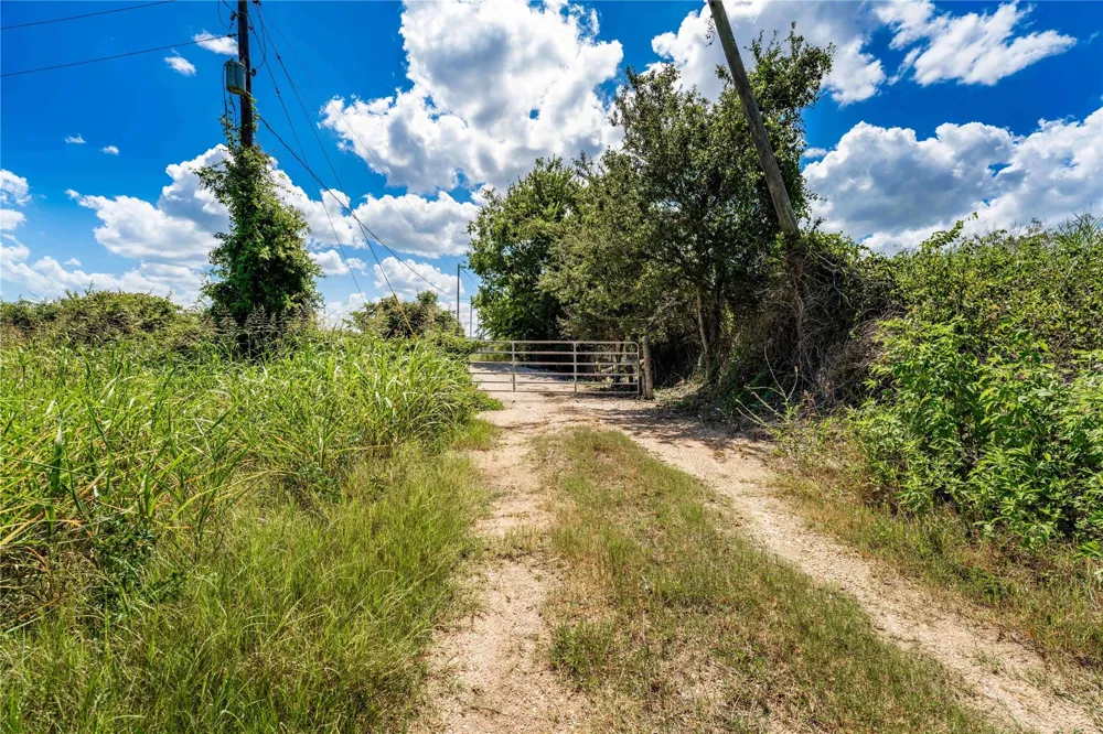 Cr 253 Weimar, TX 78962
