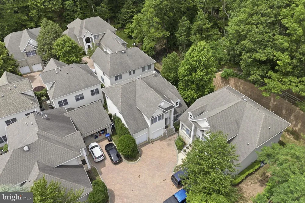 25 BRITTANY COURT Atlantic Highlands, NJ 07716