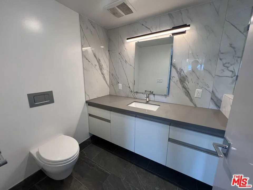 1143 Glenville Drive #501 Los Angeles, CA 90035