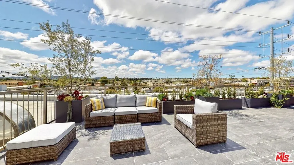 1143 Glenville Drive #501 Los Angeles, CA 90035