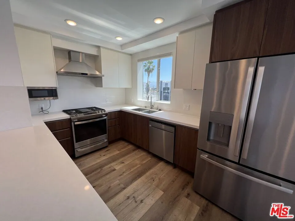 1143 Glenville Drive #501 Los Angeles, CA 90035