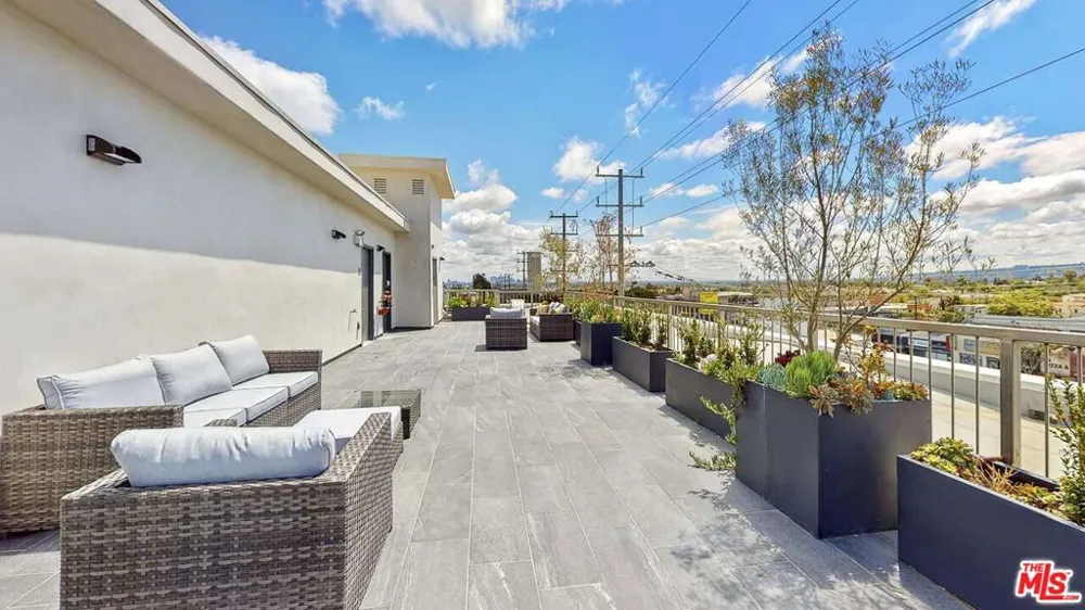 1143 Glenville Drive #501 Los Angeles, CA 90035