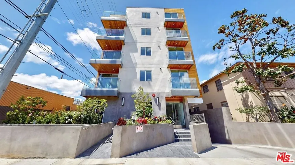 1143 Glenville Drive #501 Los Angeles, CA 90035