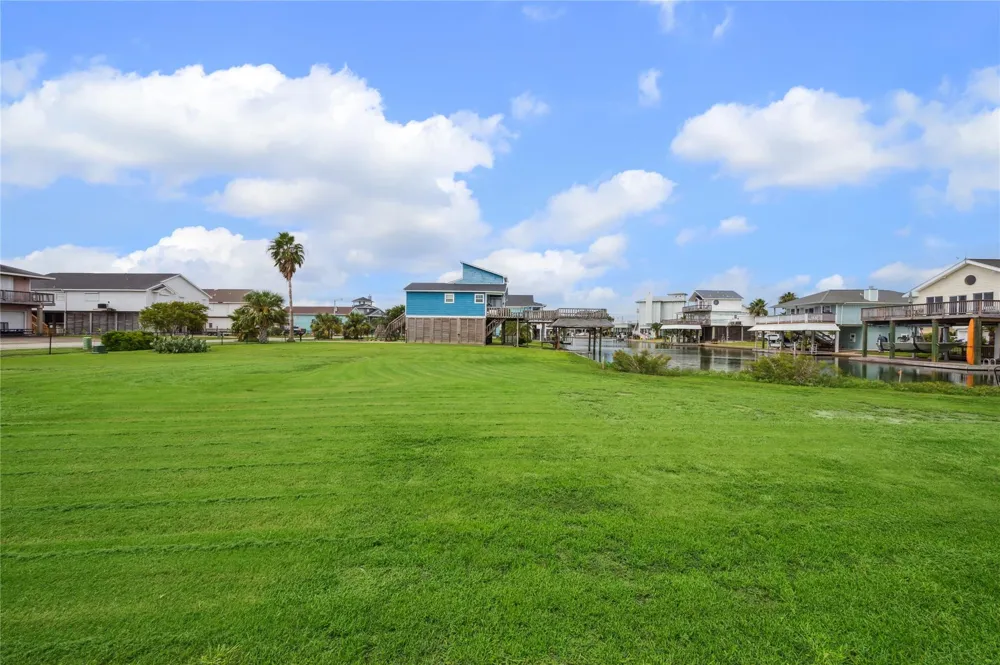 1302 Maui Drive Tiki Island, TX 77554
