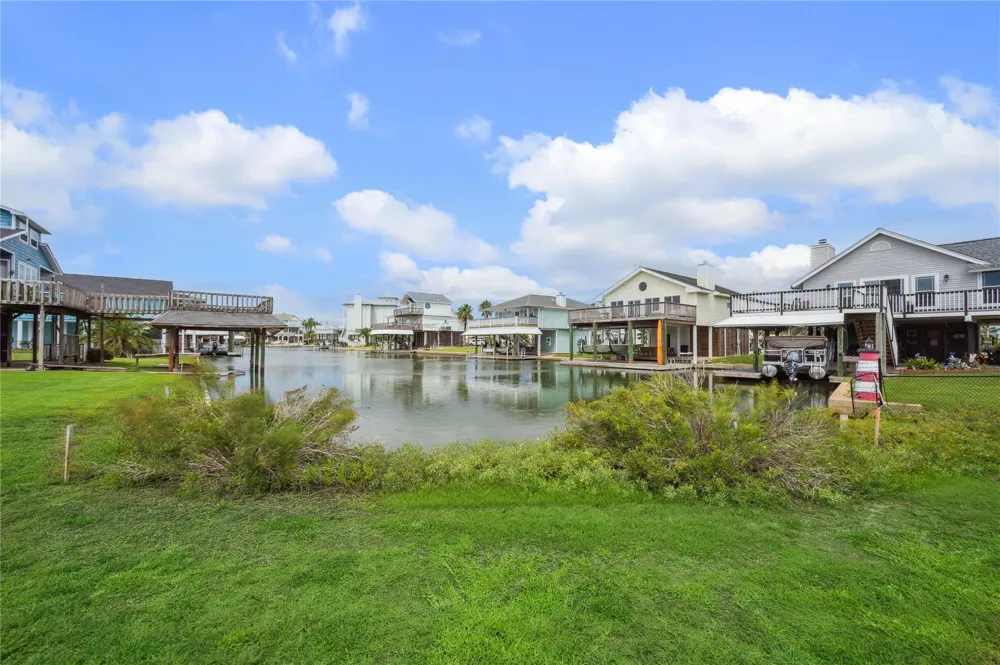 1302 Maui Drive Tiki Island, TX 77554
