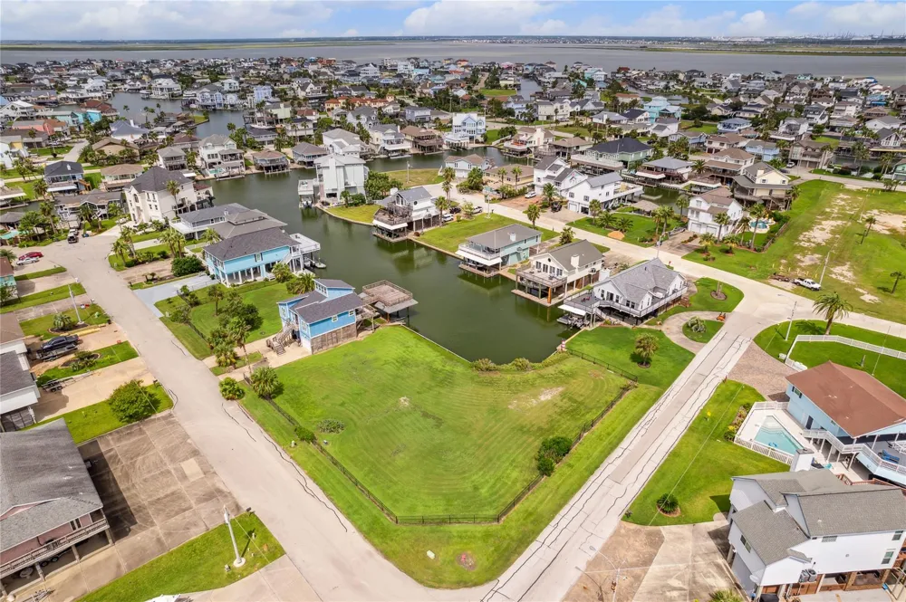 1302 Maui Drive Tiki Island, TX 77554