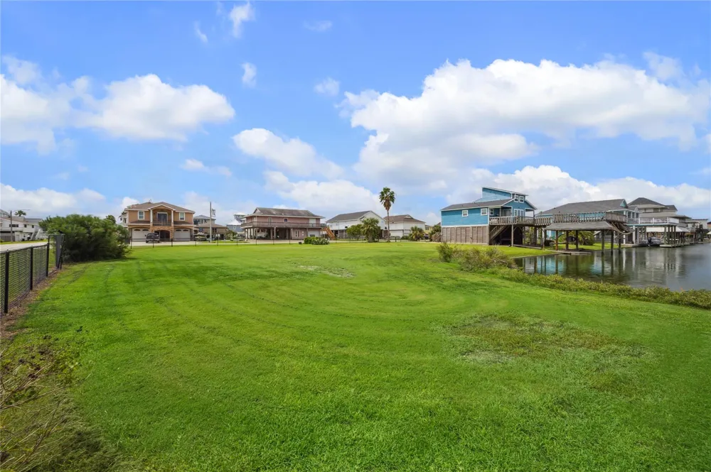 1302 Maui Drive Tiki Island, TX 77554
