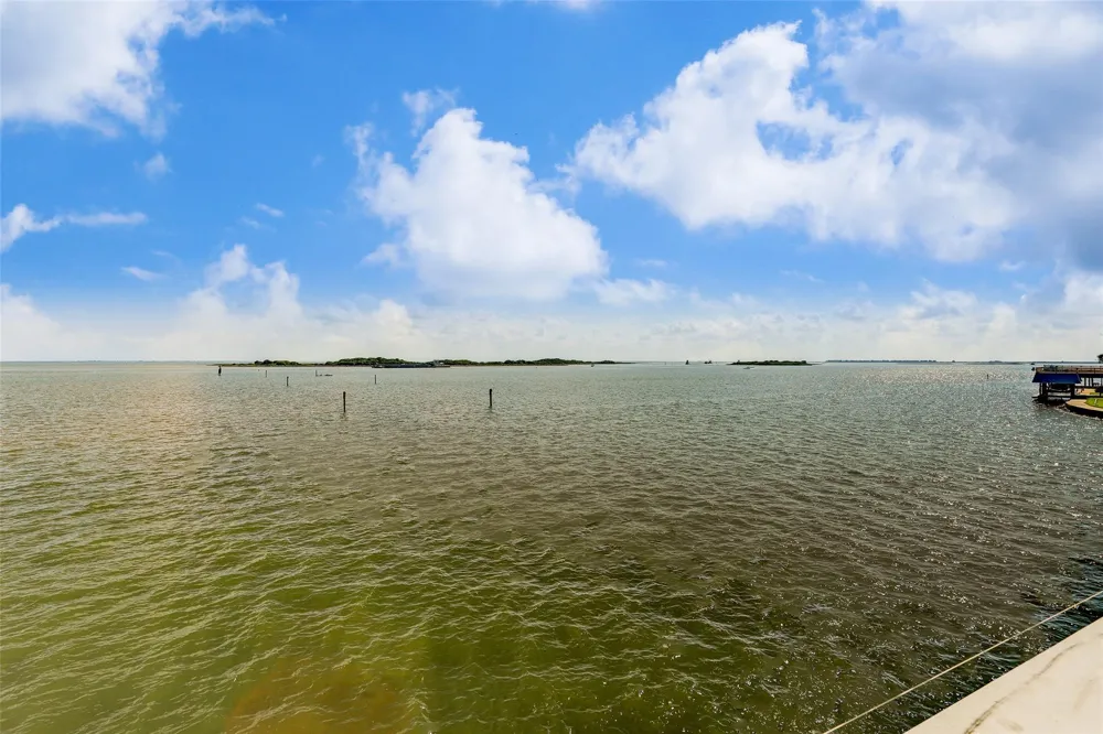 1302 Maui Drive Tiki Island, TX 77554