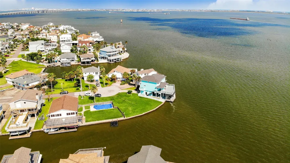 1302 Maui Drive Tiki Island, TX 77554