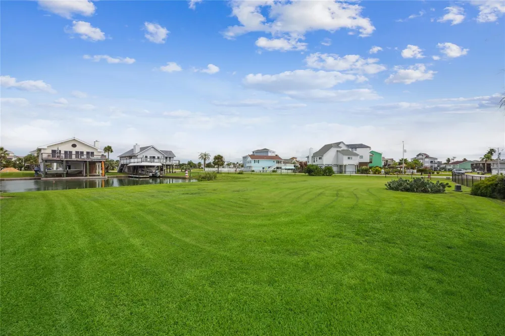 1302 Maui Drive Tiki Island, TX 77554