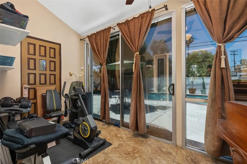 6613 Randi Avenue Woodland Hills, CA 91303