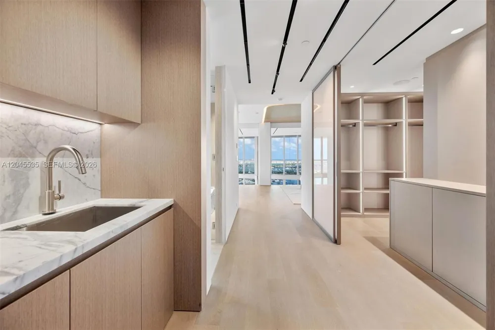 1100 Biscayne Blvd #3906 Miami, FL 33132