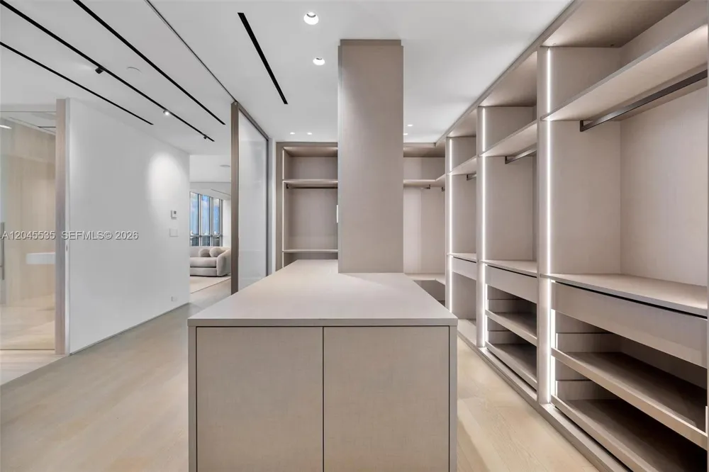 1100 Biscayne Blvd #3906 Miami, FL 33132
