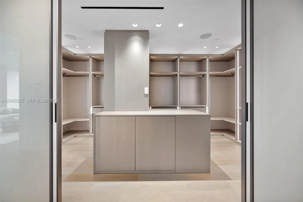 1100 Biscayne Blvd #3906 Miami, FL 33132