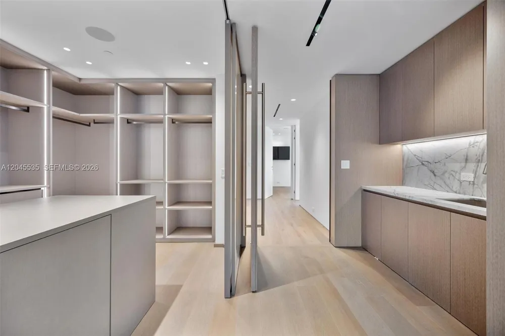 1100 Biscayne Blvd #3906 Miami, FL 33132