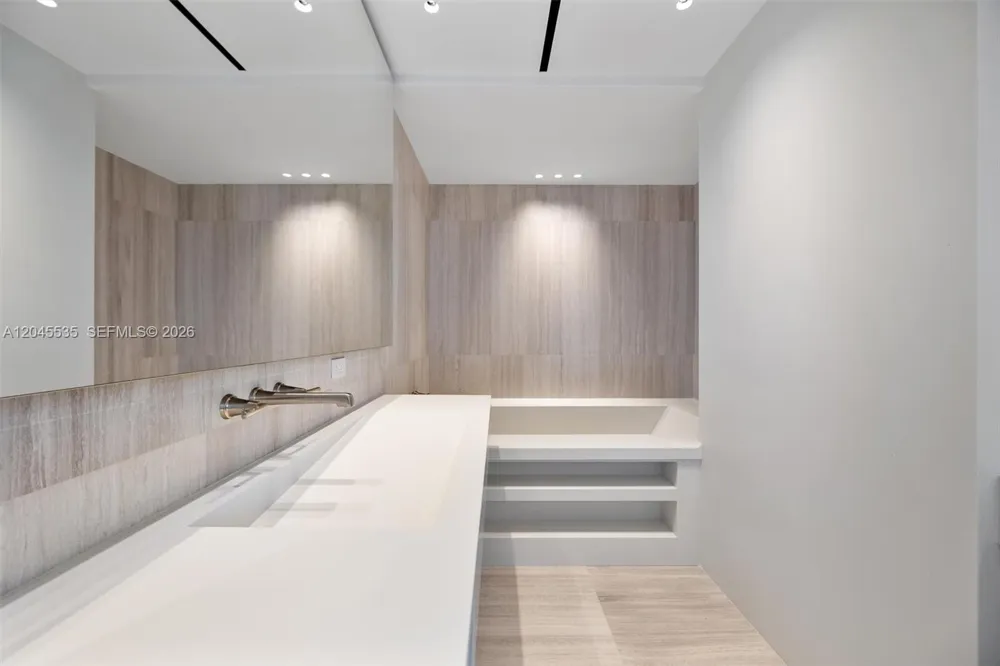 1100 Biscayne Blvd #3906 Miami, FL 33132