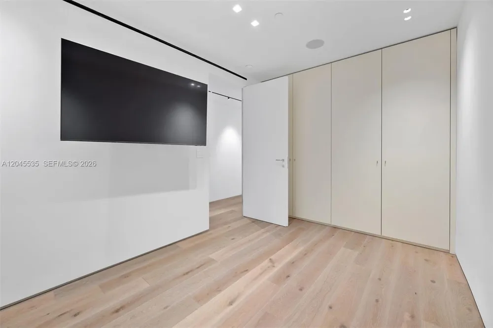 1100 Biscayne Blvd #3906 Miami, FL 33132