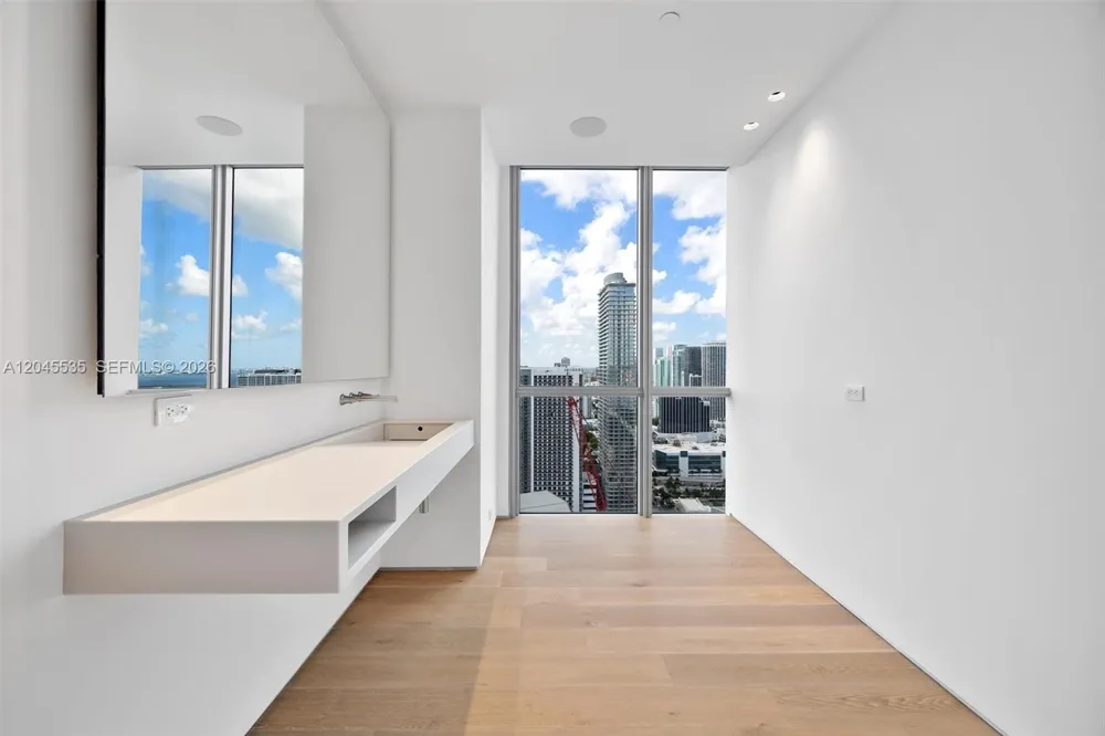 1100 Biscayne Blvd #3906 Miami, FL 33132
