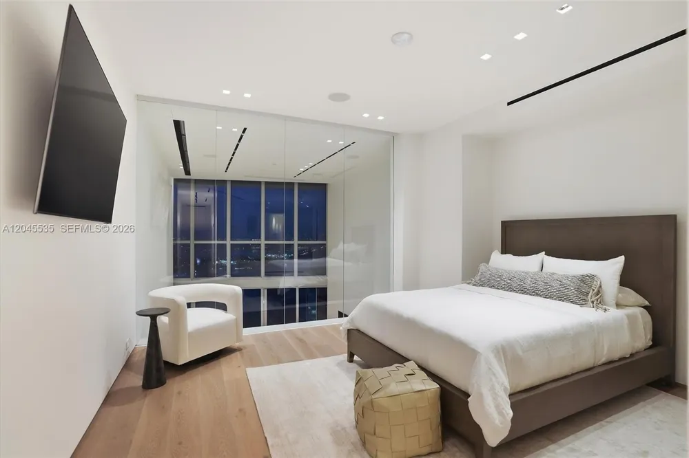 1100 Biscayne Blvd #3906 Miami, FL 33132