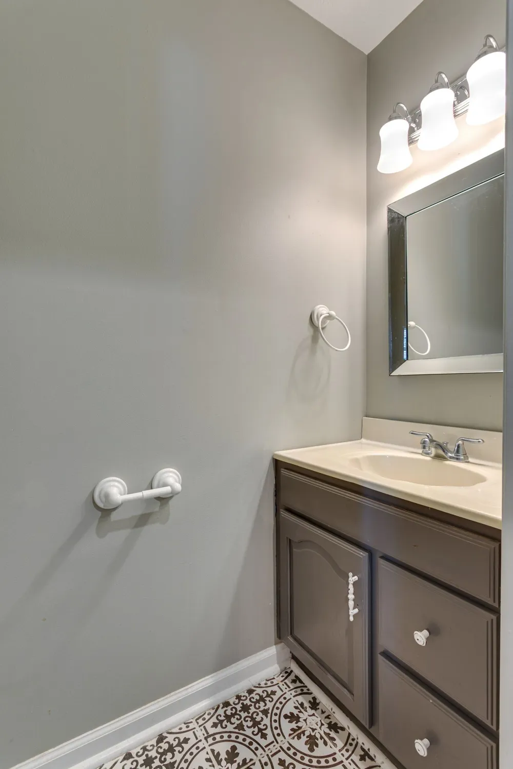6003 Hill Cir Bon Aqua, TN 37025