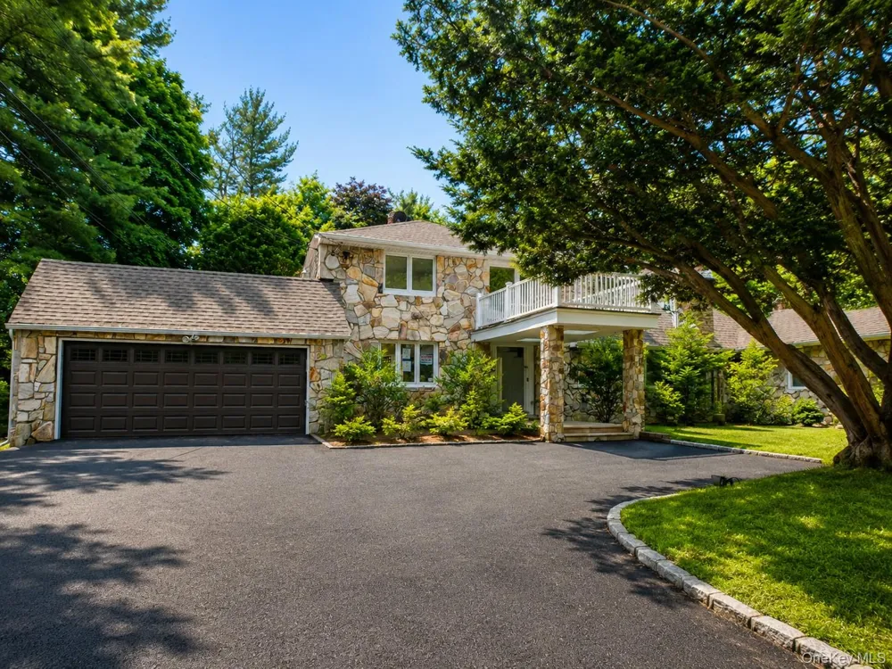 32 Valley Road Old Westbury, NY 11568