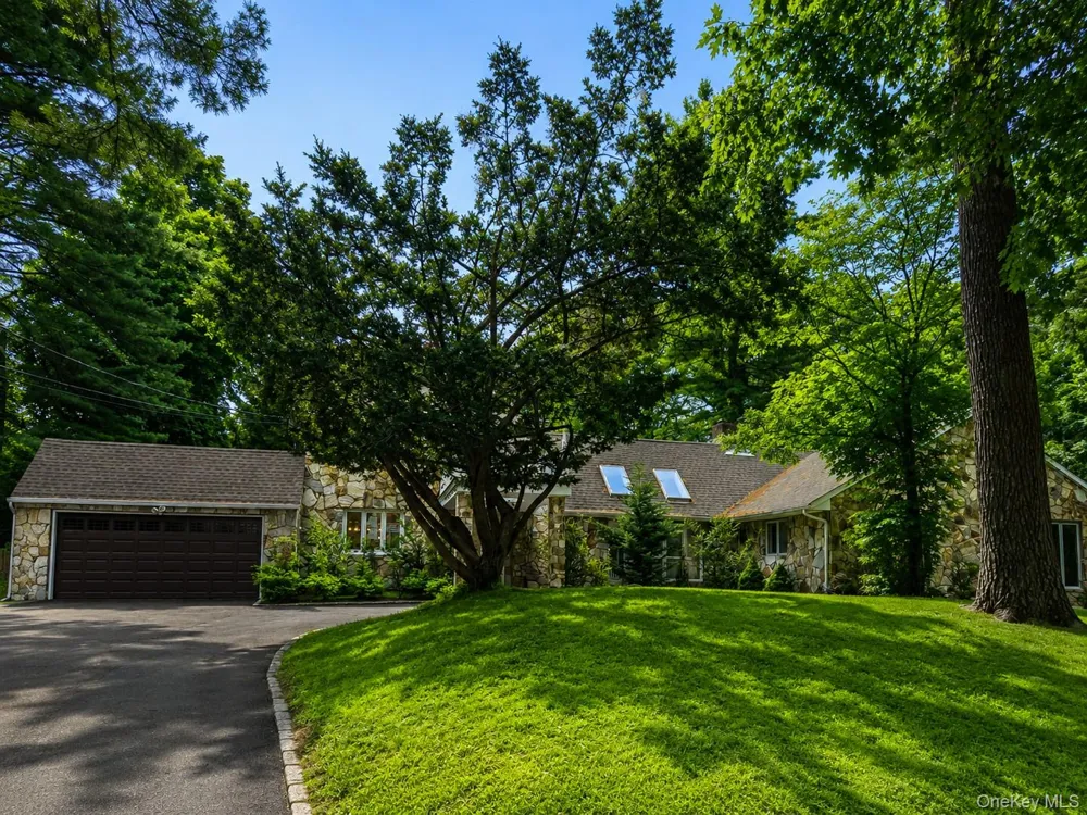 32 Valley Road Old Westbury, NY 11568