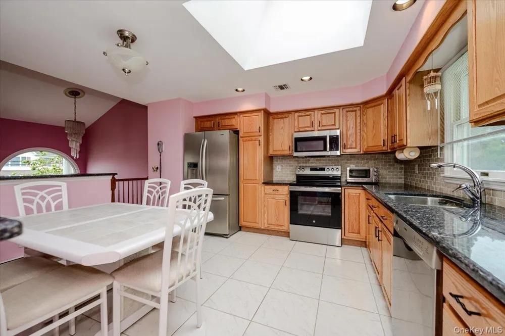 48 Meadow Lane Hicksville, NY 11801