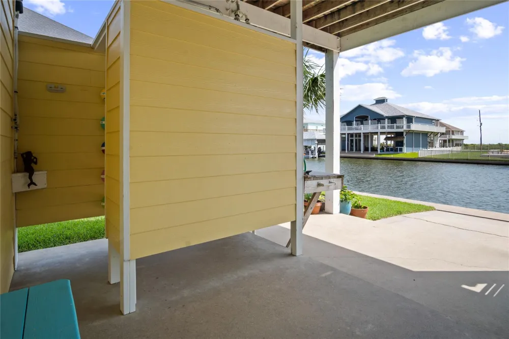 1100 Fountain View Drive Crystal Beach, TX 77650