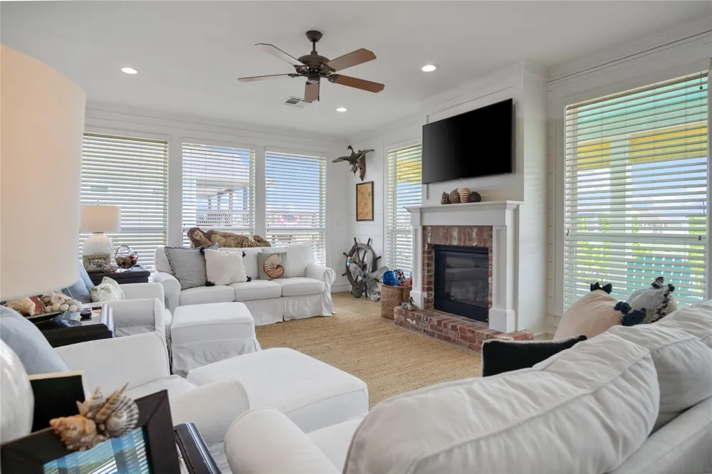 1100 Fountain View Drive Crystal Beach, TX 77650
