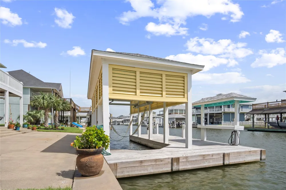 1100 Fountain View Drive Crystal Beach, TX 77650