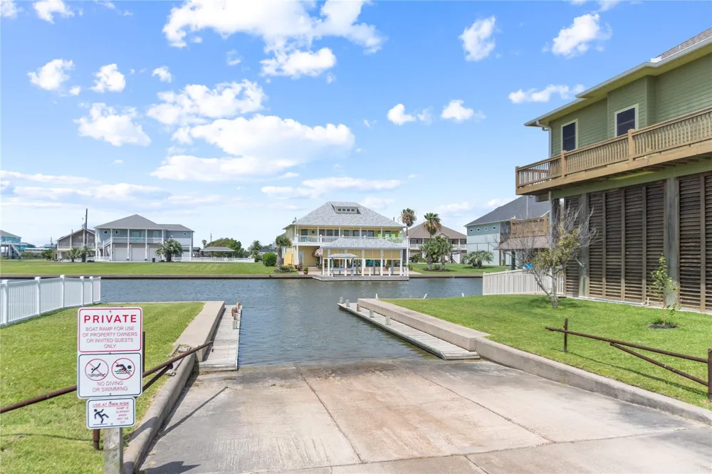 1100 Fountain View Drive Crystal Beach, TX 77650