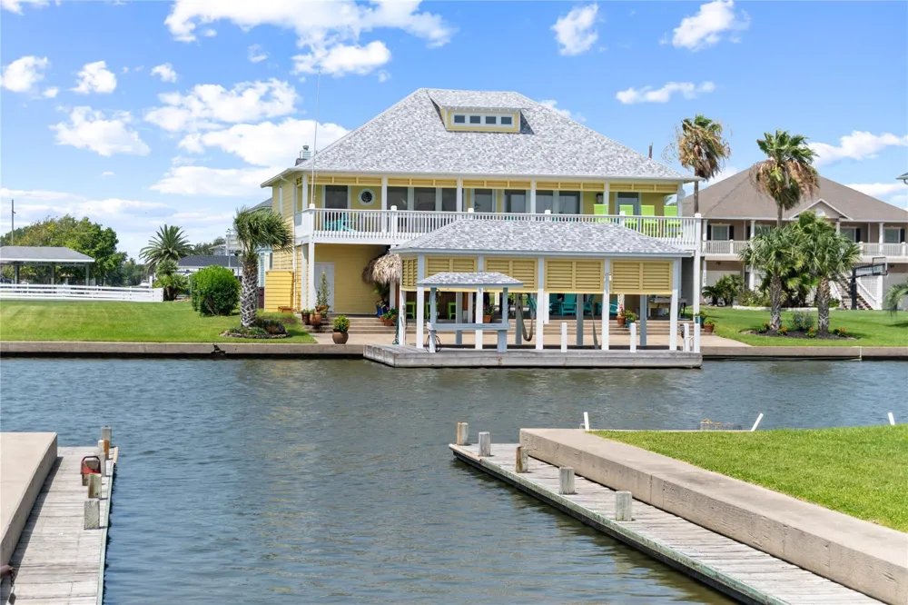 1100 Fountain View Drive Crystal Beach, TX 77650