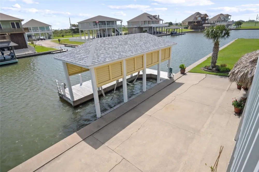 1100 Fountain View Drive Crystal Beach, TX 77650
