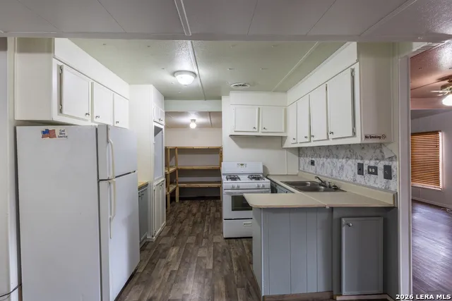 703 S Baylor Cotulla, TX 78014