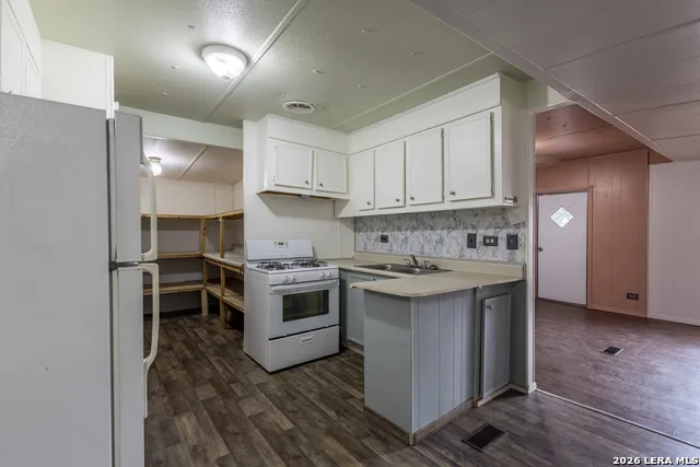 703 S Baylor Cotulla, TX 78014