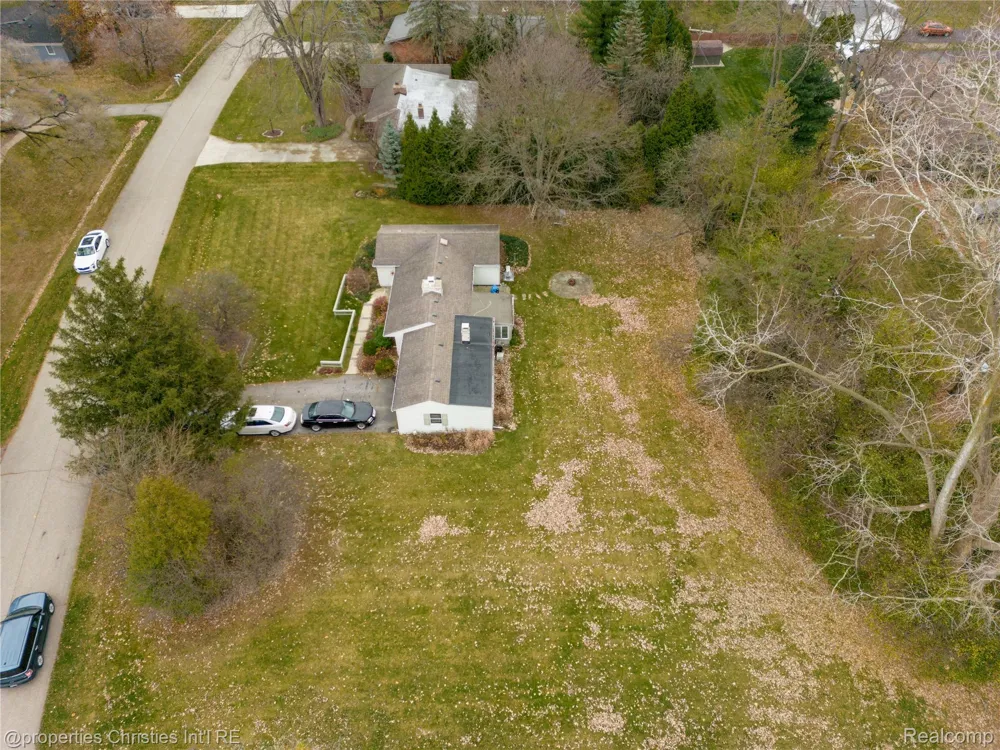 16219 Elizabeth Street Beverly Hills Village, MI 48025
