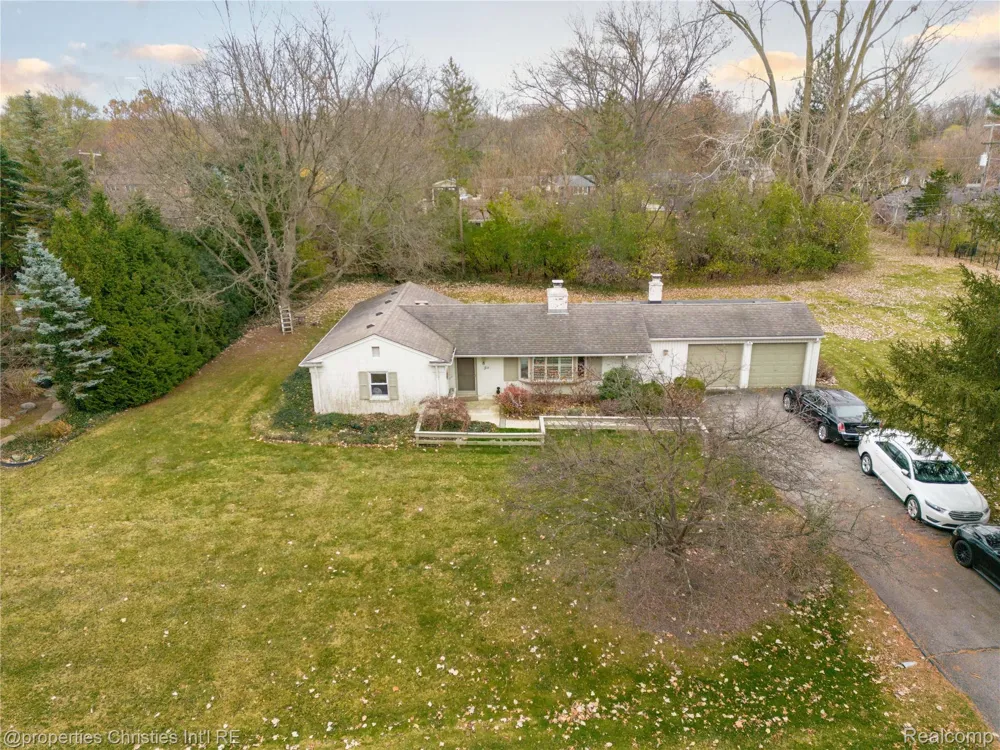 16219 Elizabeth Street Beverly Hills Village, MI 48025