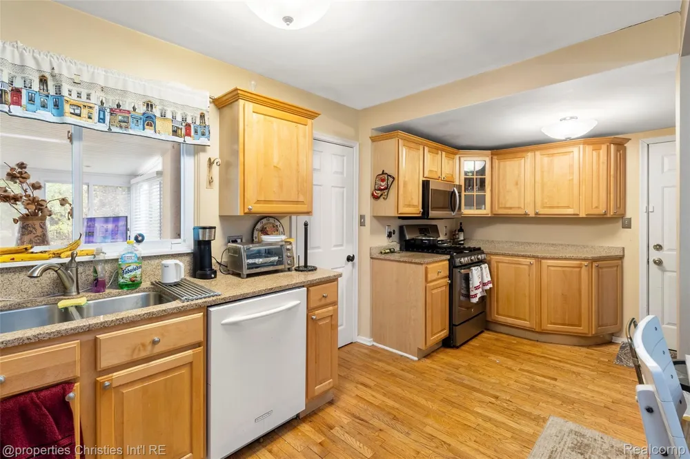 16219 Elizabeth Street Beverly Hills Village, MI 48025