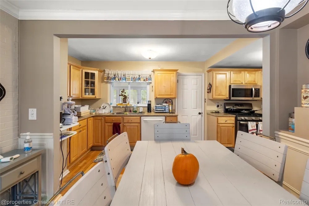 16219 Elizabeth Street Beverly Hills Village, MI 48025