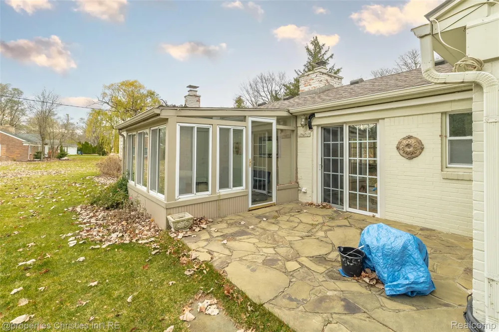 16219 Elizabeth Street Beverly Hills Village, MI 48025