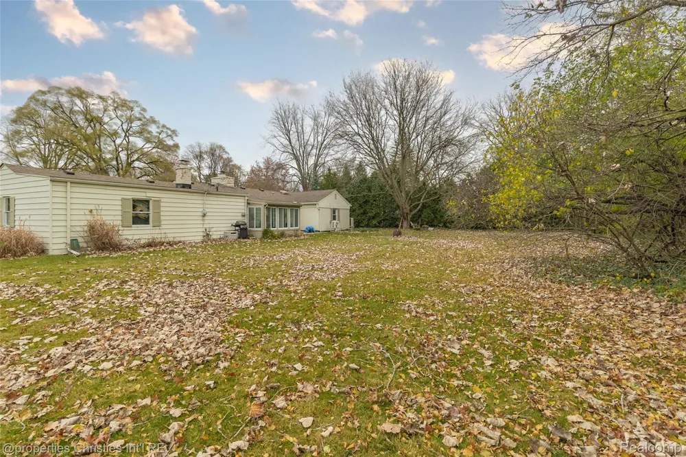 16219 Elizabeth Street Beverly Hills Village, MI 48025