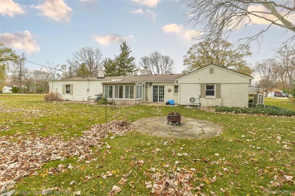 16219 Elizabeth Street Beverly Hills Village, MI 48025